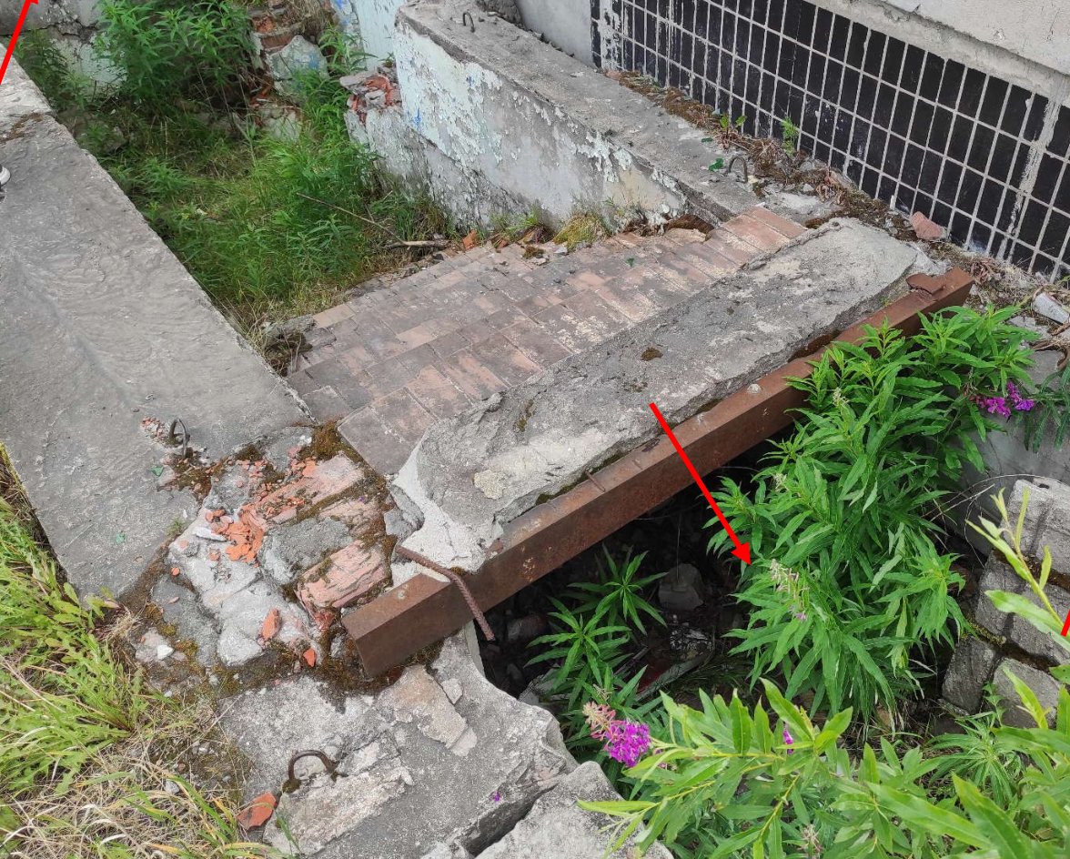 Разрушенная отмостка и приямок у наружной стены