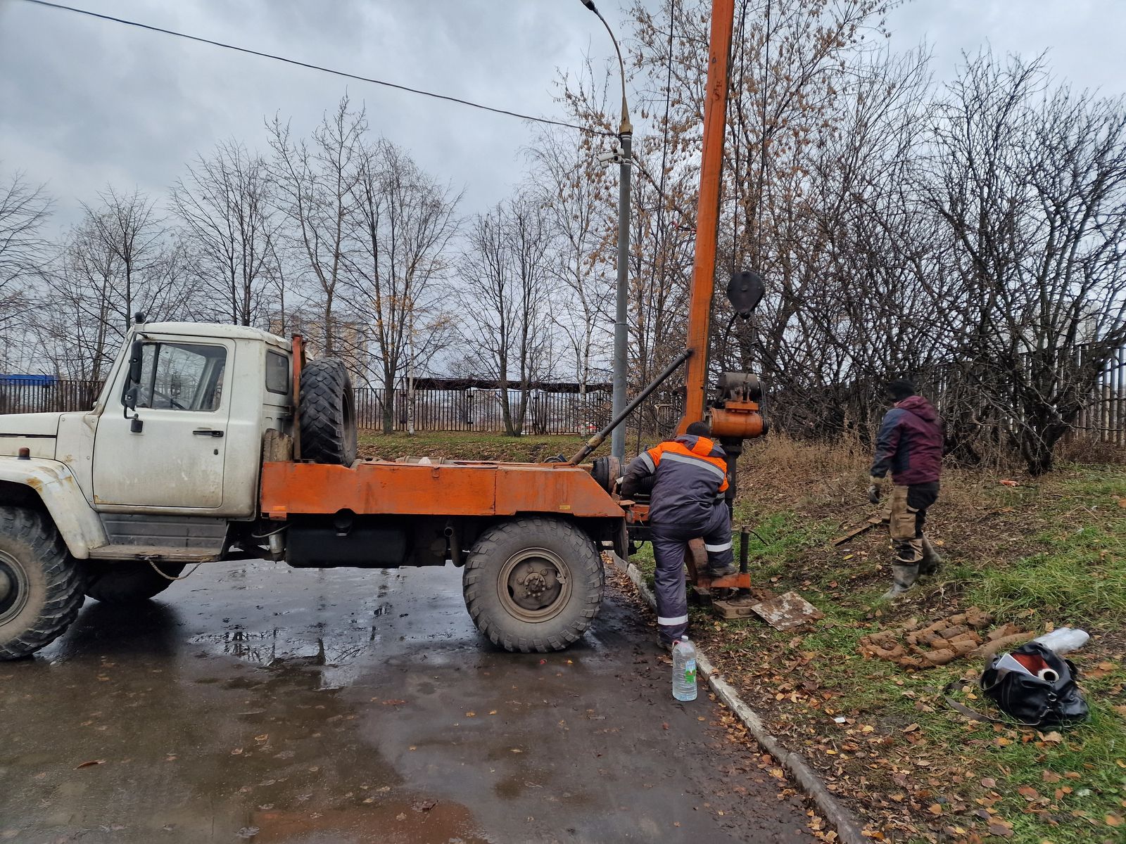 Буровая установка у здания