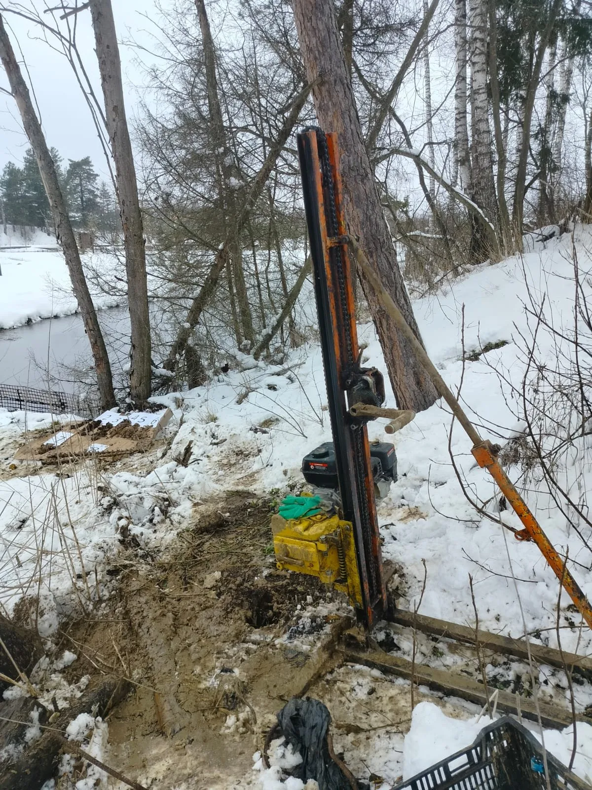 Drilling the second borehole with a compact UKB-12/25 rig on the opposite bank