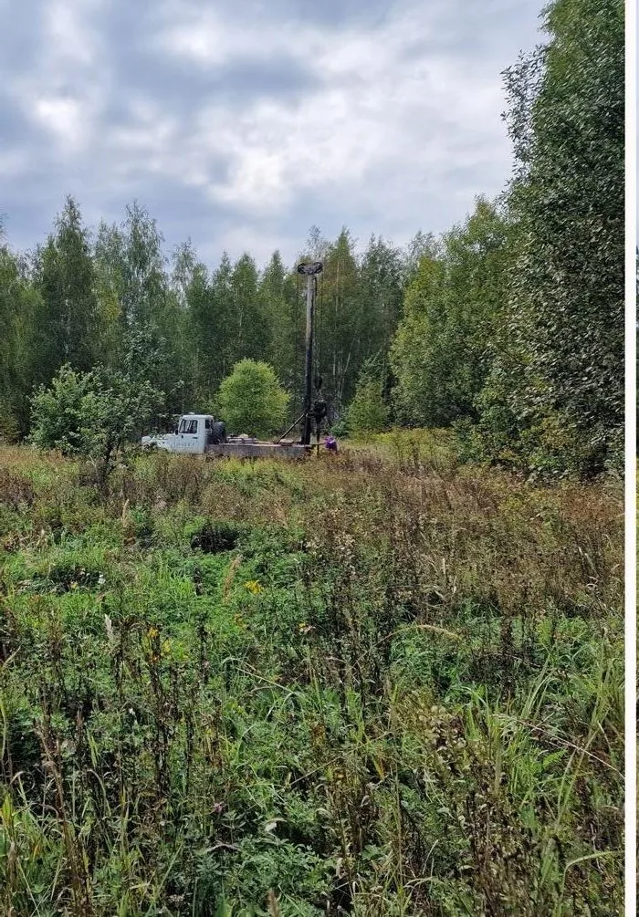 Drilling rig on an overgrown section of the route