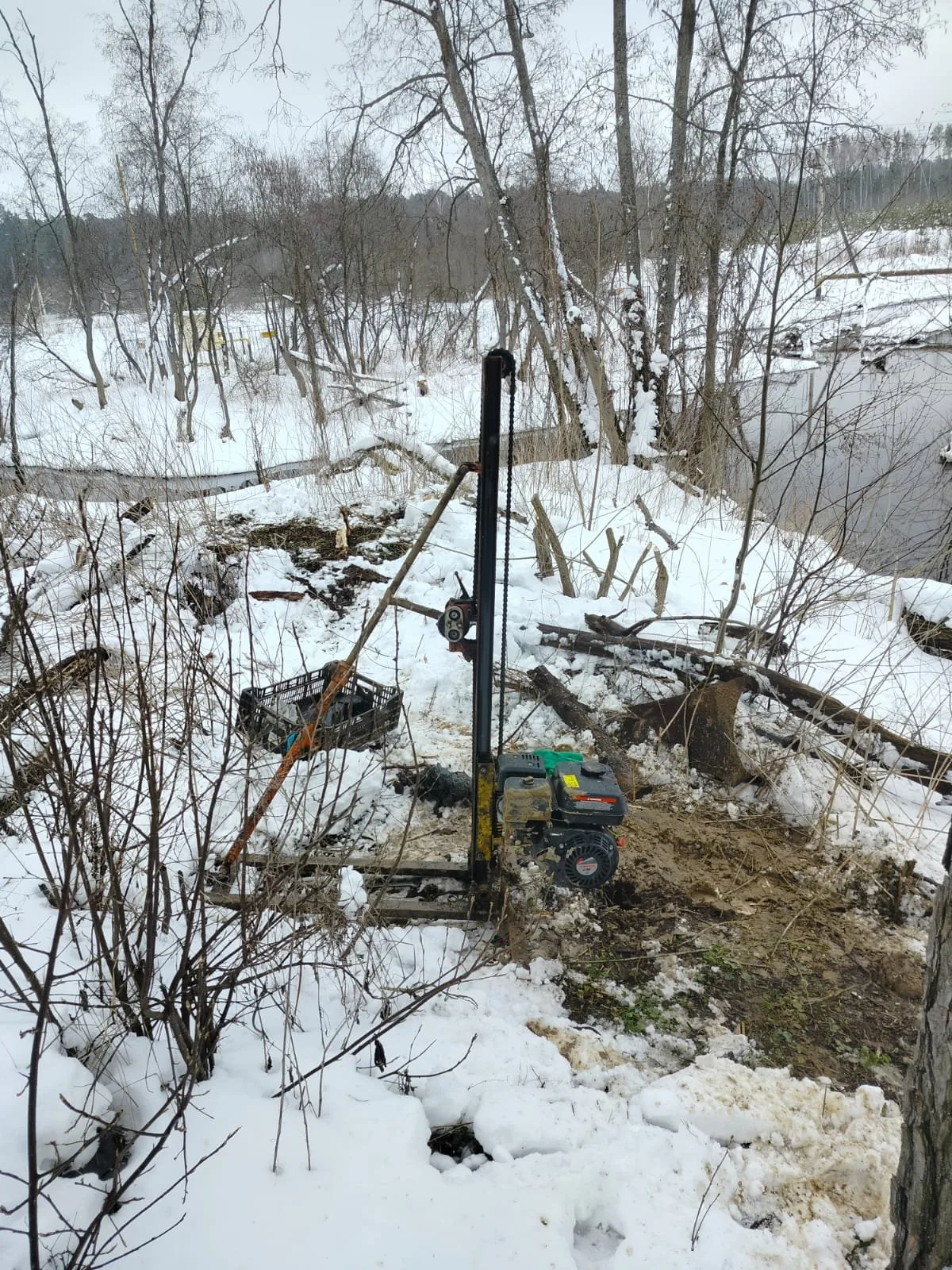 UKB-12/25 portable rig on the bank of the Meleyevsky Stream: inaccessible to lorry-mounted rigs
